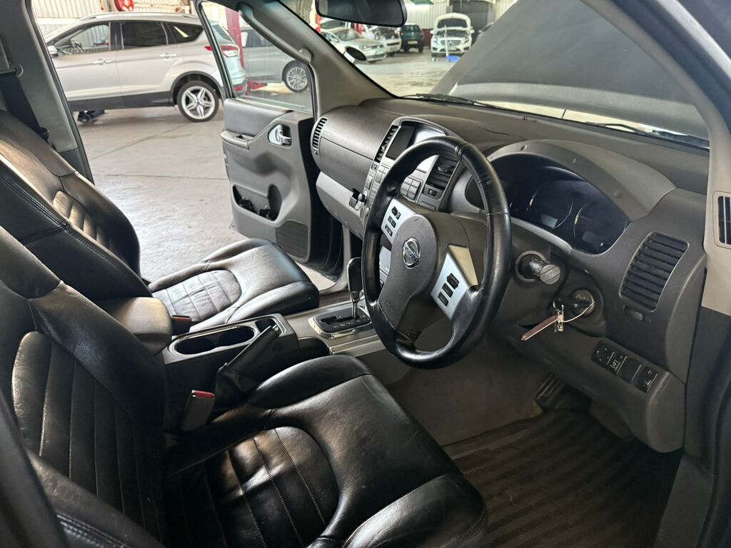 
								NISSAN NAVARA 3.0 dCi  LE A/T 4X4 P/U D/C full									