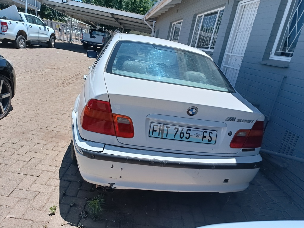 
								BMW 325i (E46)F/L full									