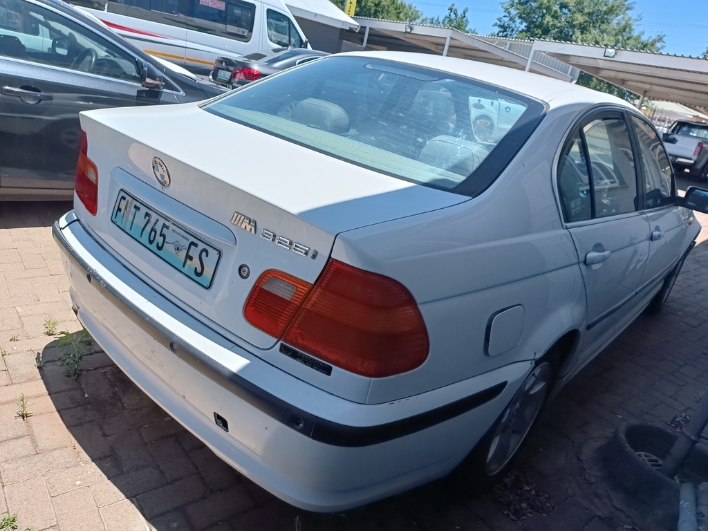 
								BMW 325i (E46)F/L full									