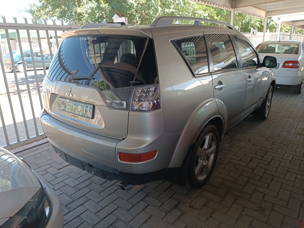 
								MITSUBISHI OUTLANDER 2.4 GLS A/T full									