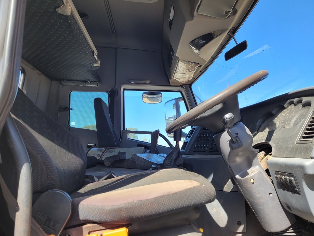 
								FAW J5N 33.420FT 6X4 T/T C/C full									