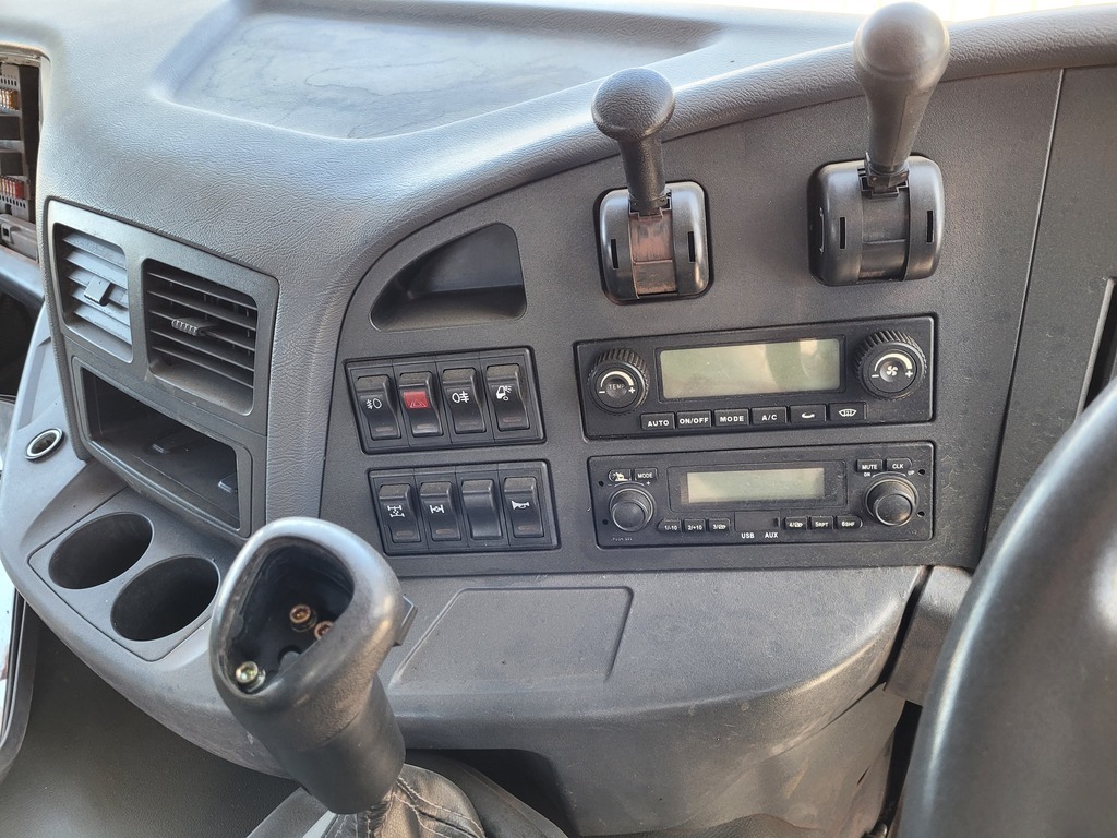 
								FAW J5N 33.420FT 6X4 T/T C/C full									