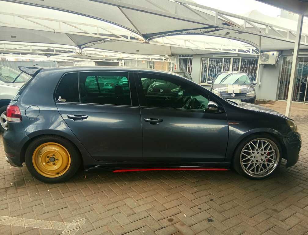 
								VOLKSWAGEN GOLF VI GTI 2.0 TSI full									