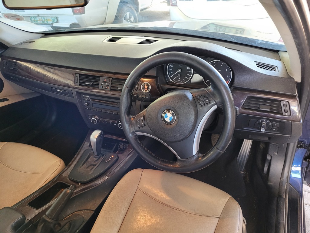 
								BMW 320i A/T (E90) full									