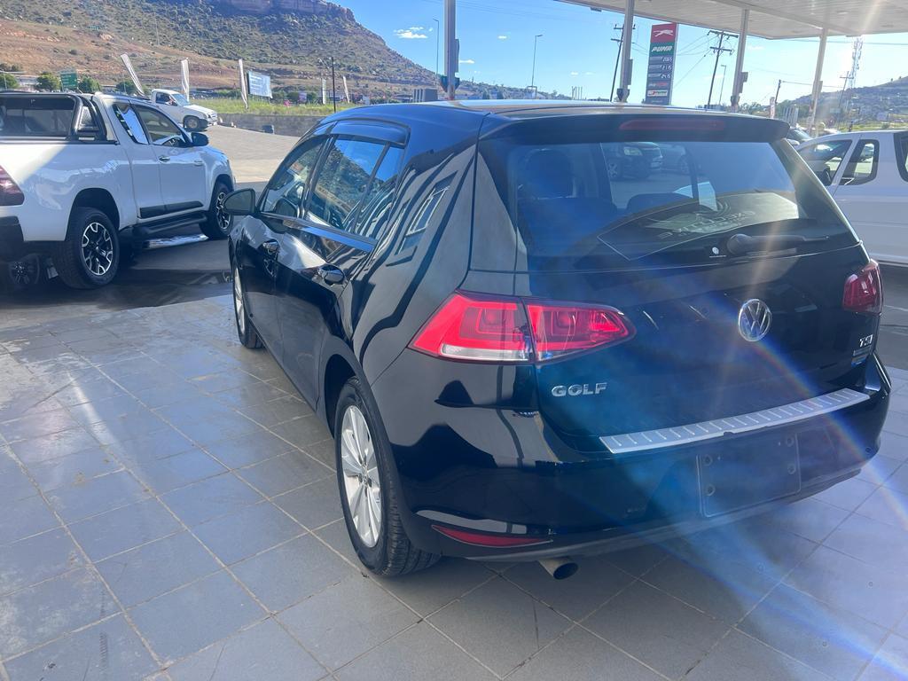 
								VOLKSWAGEN GOLF VII 1.2 TSI TRENDLINE full									