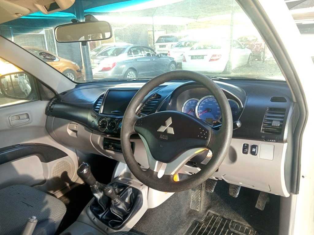 
								MITSUBISHI TRITON 3.2 Di-D CLUB CAB 4X4 P/U S/C full									