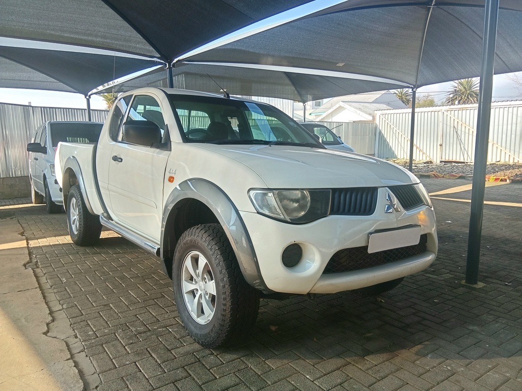 
								MITSUBISHI TRITON 3.2 Di-D CLUB CAB 4X4 P/U S/C full									