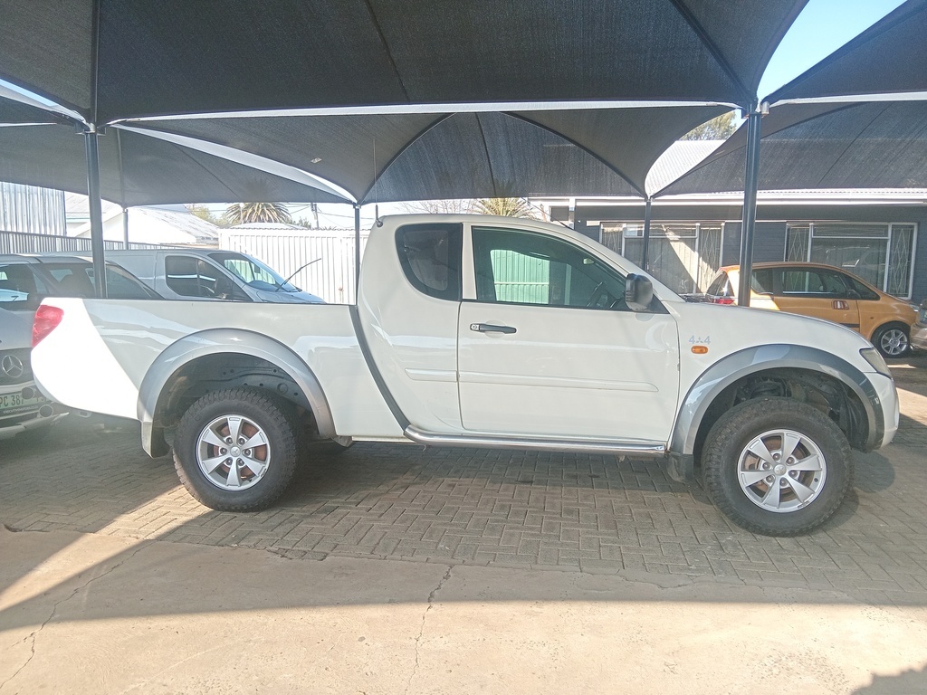 
								MITSUBISHI TRITON 3.2 Di-D CLUB CAB 4X4 P/U S/C full									