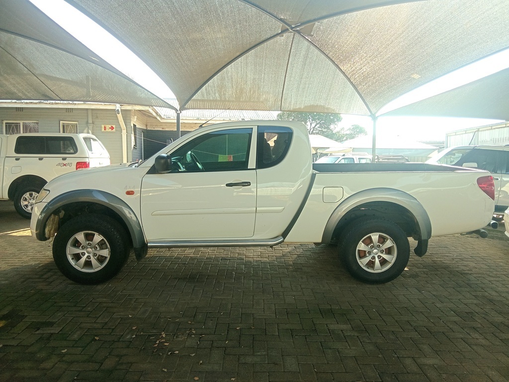
								MITSUBISHI TRITON 3.2 Di-D CLUB CAB 4X4 P/U S/C full									