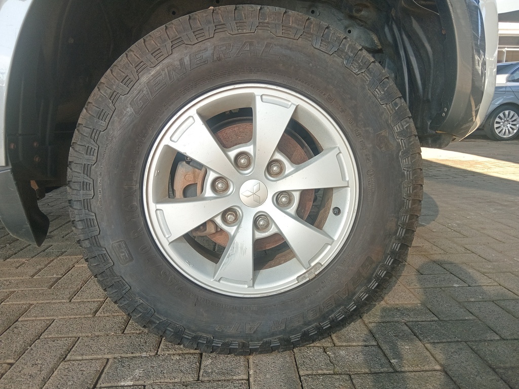 
								MITSUBISHI TRITON 3.2 Di-D CLUB CAB 4X4 P/U S/C full									