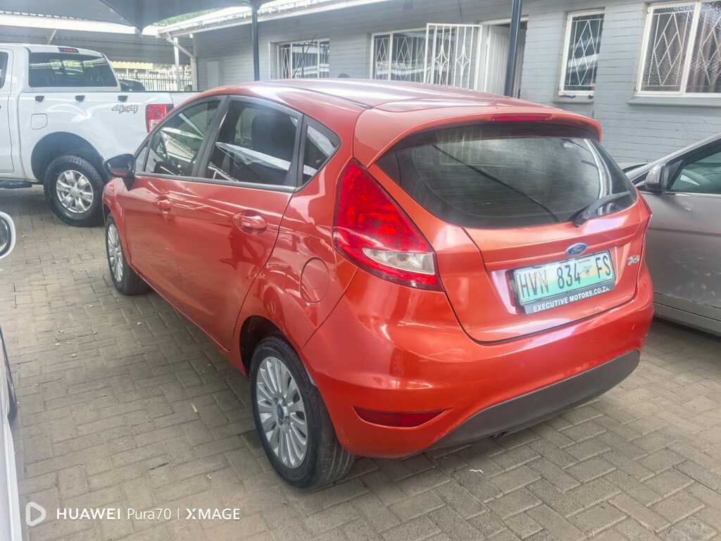 
								FORD FIESTA 1.6i TREND 5Dr full									