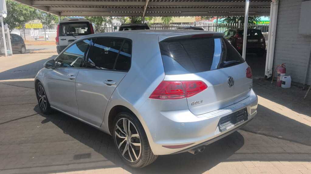 
								VOLKSWAGEN GOLF VII 1.4 TSI COMFORTLINE DSG full									