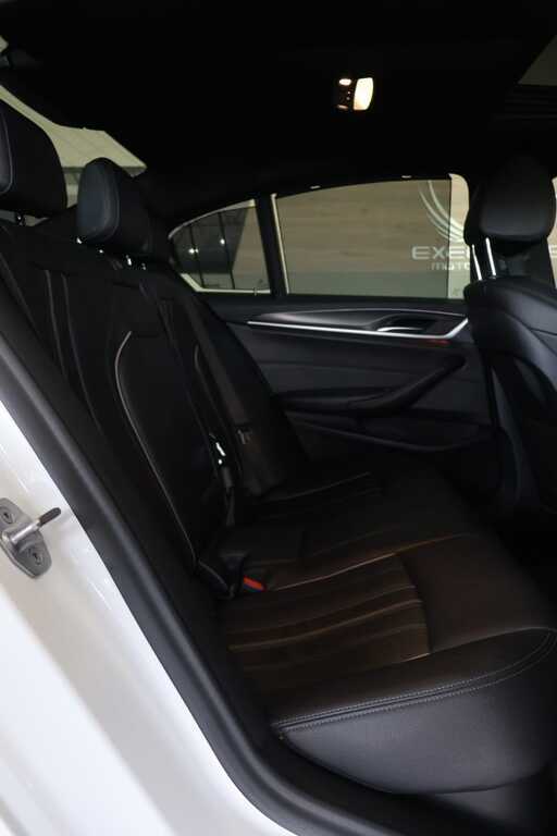 
								BMW 520d M SPORT A/T (G30) full									