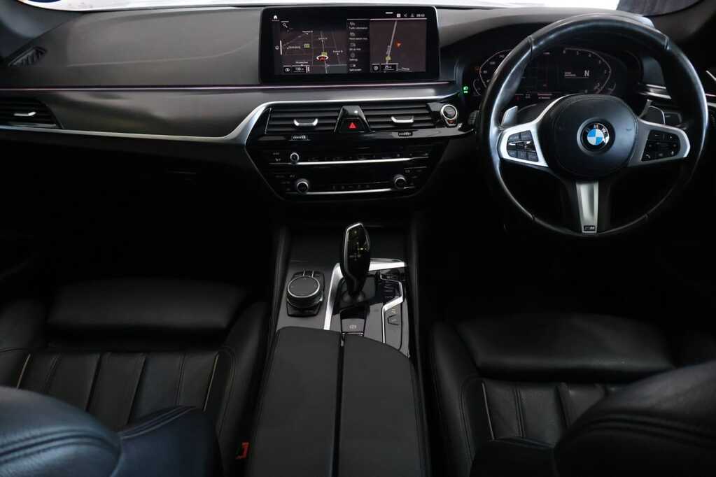 
								BMW 520d M SPORT A/T (G30) full									