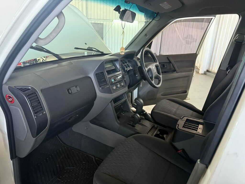 
								MITSUBISHI PAJERO 3.2 Di – Dc GLS A/T full									
