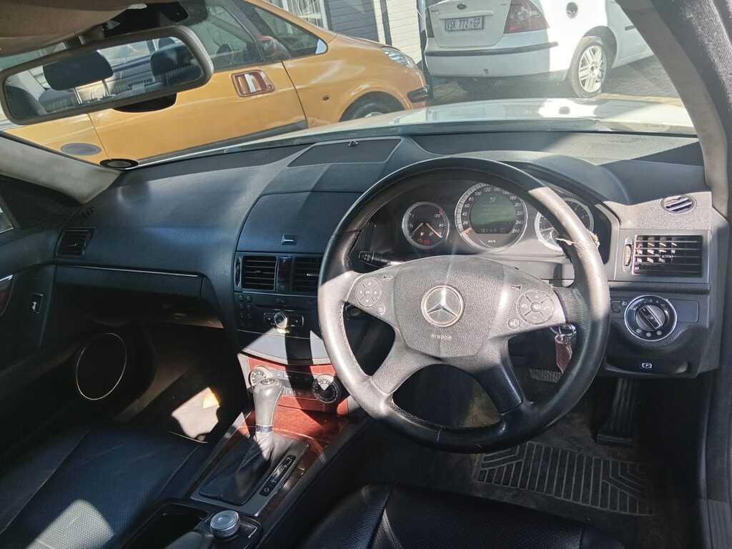 
								MERCEDES-BENZ C180K CLASSIC full									