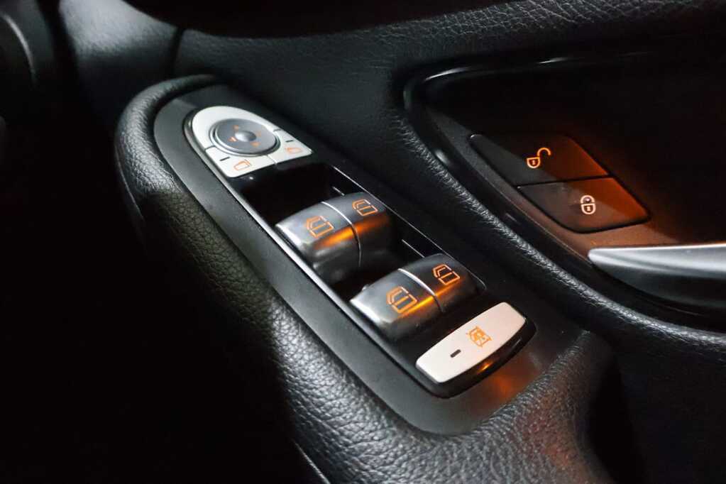 
								MERCEDES-BENZ C180 A/T full									