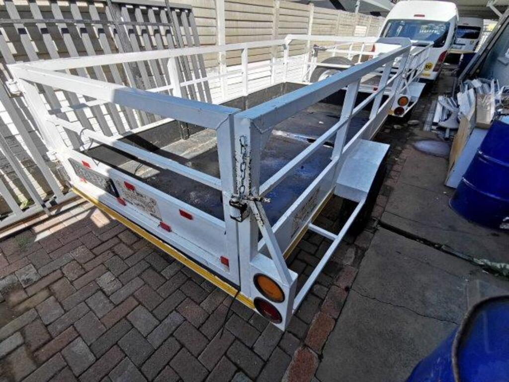 
								SPECIALITY Trailer Open with Rails full									