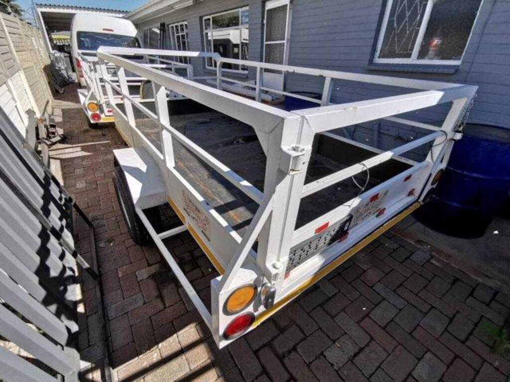 
								SPECIALITY Trailer Open with Rails full									